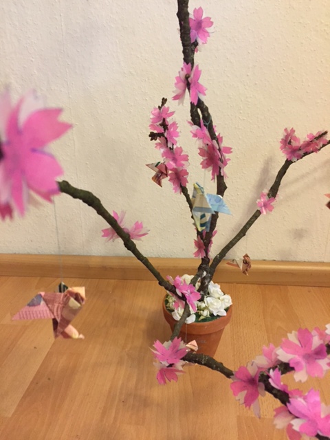 Verträumte Blütenpracht mit fliegenden Glückwünschen: Ein DIY-Hochzeitsgeschenk